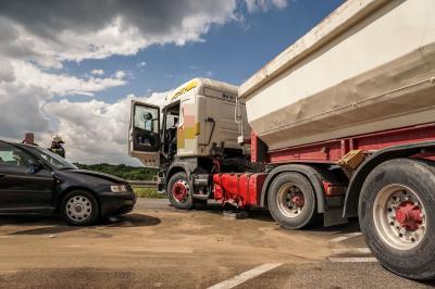 Aichelberg: PKW knallt gegen LKW